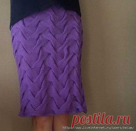 Синяя вязаная юбка из кос (спицы)
 
Эта облегающая вязаная юбка спицами с узором из кос, не только очень удобна, но и красива. Благодаря удачному переплетению узора, эта юбка тонко польстит вашей фигуре, т.е. подчеркнет достоинства и спрячет недостатки. Связана из 100 % шерсти меринос, что делает эту модель очень теплой даже для русской зимы.

Кроме того, не может не радовать, что описание вязания есть и для больших размеров. Поскольку это перевод с английского описания, п...