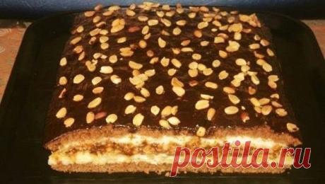 Торт «Домашний» с потрясающим вкусом. Попробовав раз, теперь готовлю постоянно!
ИНГРЕДИЕНТЫ ДЛЯ ТЕСТА 

● 3 яйца 
● 1 ст. сахара 
● 3 ст. л. густой сметаны 
● 3 ст. л. какао-порошка 
● 1 ст. муки 
● 1 ст. л. разрыхлителя

ИНГРЕДИЕНТЫ ДЛЯ ПЕРВОГО КРЕМА 

● 1 ст. манки 
● 3/4 ст. сахара 
● 250 г сливочного масла 
● 3 ст. молока 

ИНГРЕДИЕНТЫ ДЛЯ ВТОРОГО КРЕМА 

● 1 упаковка несоленых крекеров (печенья) 
● 0,5 л вареного сгущенного молока 
● 200 г жареного арахиса

ПРИГОТОВЛЕ...