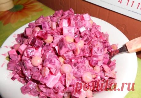 САЛАТ &quot;ВИОЛЕТТА&quot; 
Просто на расхват! На праздничном столе его не будет уже через 5 минут 
Ингредиенты: 
3 шт. вареных свеклы 
3 маринованных огурчика 
3 ст.л. зелёного горошка 
1 плавленный сырок 
1 зубочек чеснока 
майонез 
Приготовление: 
Нарезать всё кубиками, чеснок - через чеснокодавку, добавить майонез и соль, перец - по вкусу.