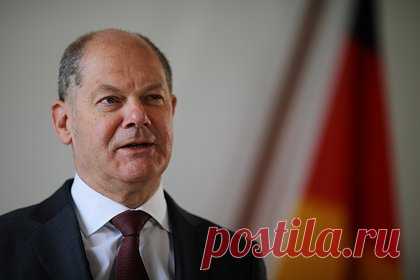 Шольц боялся пропустить спектакль Серебренникова из-за Орбана. Канцлер Германии Олаф Шольц по возвращении с саммита Евросоюза (ЕС) в Брюсселе посетил в Гамбурге спектакль BAROCCO Кирилла Серебренникова. Спектакль состоялся в театре Thalia. Сначала Шольц «выпил вина в курилке, а после спектакля зашел за кулисы и выразил артистам свои восторги».