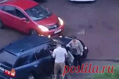 Не поделивший дорогу российский таксист избил коллегу и помочился на его машину. В ЗАТО Железногорск Красноярского края между двумя таксистами, не поделившими дорогу во дворе, произошел конфликт. Один из них пинал коллегу, а затем вернулся к его автомобилю, чтобы помочиться на него. Агрессора пытался успокоить прохожий, но ему это не удалось. Инцидент попал на видео.