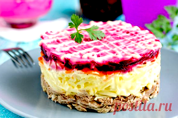 Мясной салат «Король в гневе» - КУХНЯ МИРА Мясной салат с оригинальным названием «Король в гневе» — это классический слоёный салат, простой по ингредиентам и интересный по вкусу. Приготовление мясного салата Король в гневе Говядина — 300 г Вода — 700 мл (для отваривания мяса) Картофель — 300 г (5 шт. небольшого размера) Свекла — 300 г (2 шт.) Морковь по-корейски — 200 […]