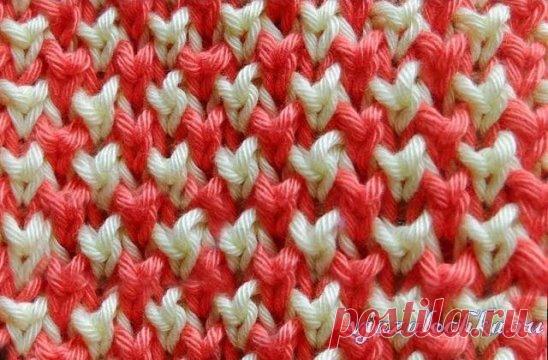 Двухцветный узор «Пчелиные соты»
Описание и видео: https://vjazalochka.ru/uzory-vyazaniya/spicami/dvukhtsvetnyj-uzor-pchelinye-soty