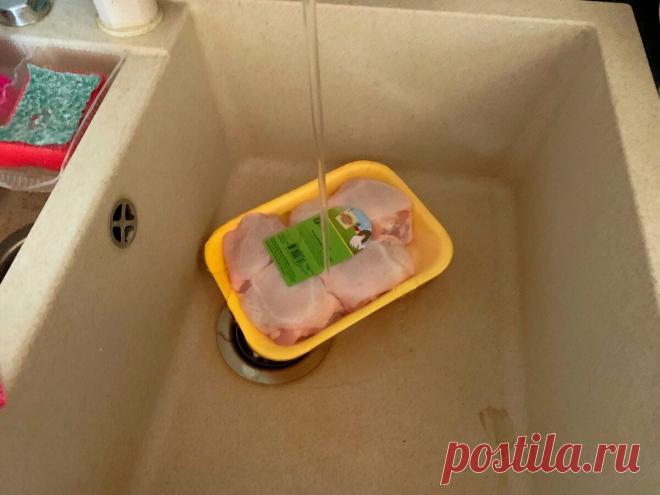 Больше не размораживаю мясо самым «известным» способом. Брат-повар (стаж 7 лет) рассказал почему это опасно
Давайте вспомним одну комичную и вместе с тем очень страшную ситуацию из детства. Вот мама уходит по делам и говорит: «Разморозь мясо. Когда я приду – приготовлю ужин». Вы соглашаетесь. Но тут же отправляетесь играть в свои игры. Конечно же, напрочь забыв про мясо. А вспоминаете о нем только после того, как мама уже звонит […]
Читай дальше на сайте. Жми подробнее ➡