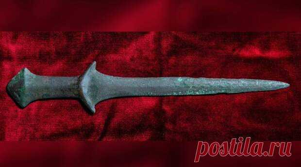 Студентка-археолог обнаружила один из самых древних мечей в мире. Возраст артефакта - 5000 лет - Новости Америки на русском языке - медиаплатформа МирТесен Студентка обнаружила меч, которому 5000 лет. Уже было официально подтверждено, что данный артефакт – один из самых старинных мечей, найденных когда-либо за всю историю археологии. Студентка-археолог с острым зрением обнаружила кое-что потрясающее, когда посетила музей. CNN сообщает, что Виттория...