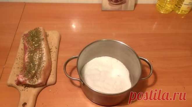 МАРИНОВАННОЕ Сало- ДИВНЫЙ рецепт под ГРАДУСОМ.
Сказать, что Вкусно – значит, ничего не сказать! Мягкое, нежное и чуточку влажное сало... Вы о таком давно мечтали! Попробуйте, засолите еще и по такому способу - не ПОЖЕЛЕЕТЕДля маринования лучше подбирать мягкое, свежее сало с прожилками мяса и выбирать кусочек потолще. 
Чтобы узнать, не волокнистое ли сало, есть простой способ. Проткните сало спичкой. 
Если она легко входит в мякоть, значит, сало мягкое.Именно такое и нужно для маринования.
Сало