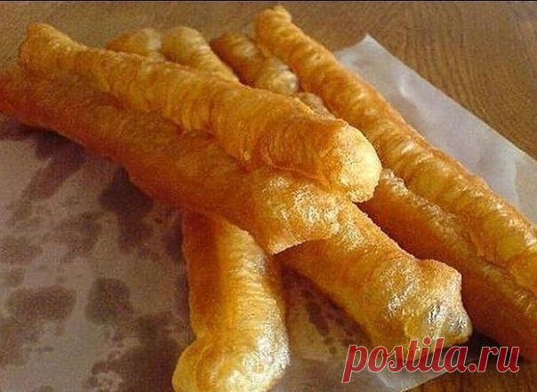 Как сделать воздушный кляр .

В состав кляра на газированной минеральной воде входит:

1 яйцо;
150 гр. газированной минеральной воды;
150 гр. муки;
соль — по вкусу.

Комментарий:
Газировка должна быть очень сильно охлаждена, чуть ли не до льдинок.
Так же в некоторых рецептах добавляется 0,25 ч.л. соды, но я не добавляла.
Добавлять соль следует осторожно — не забывайте, что минералка уже соленая.

Способ приготовления кляра на газированной минеральной воде:

В глубокую таре...