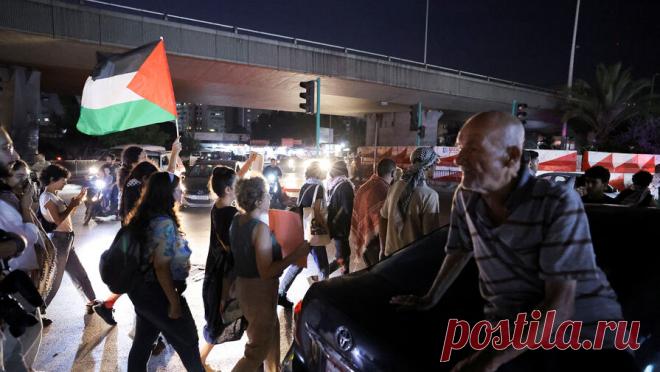 В Нью-Йорке демонстранты требуют от США освободить Палестину. Сотни демонстрантов в Нью-Йорке вышли на шествие в поддержку Палестины. Об этом сообщает корреспондент РИА Новости. Колонна шествия движется по центральным улицам города, в толпе видны флаги Палестины. Среди лозунгов - требование ...