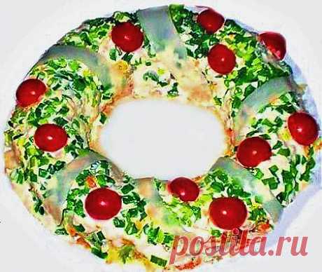 Салат Рождественский венок с тунцом и овощами - Kulinarnyj-Recept.��