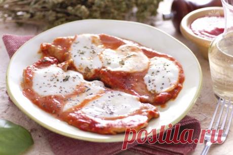 Scaloppine di vitello alla pizzaiola Le scaloppine di vitello alla pizzaiola nascono dall’incontro di due saporiti secondi piatti: la carne pizzaiola e le scaloppine di vitello.