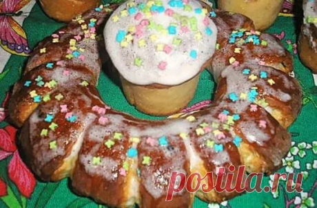 Венец пасхальный и кулич Ароматные пасхальные куличи и венец из мягкого дрожжевого теста на сливках и молоке с куркумой и изюмом, покрытые нежной помадкой из взбитого белка и сахарной пудры