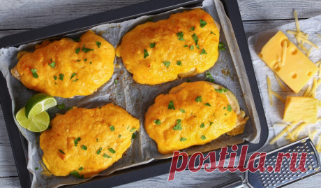 Куриные грудки по-французски с яблоками Добавьте новые нотки вкуса в популярное блюдо. После запекания с обжаренным луком и яблоками под сыром и майонезом птица получается просто неповторимой, а чеснок и мускат добавляют восхитительный аромат.