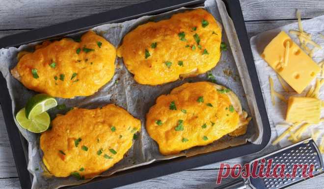 Куриные грудки по-французски с яблоками Добавьте новые нотки вкуса в популярное блюдо. После запекания с обжаренным луком и яблоками под сыром и майонезом птица получается просто неповторимой, а чеснок и мускат добавляют восхитительный аромат.