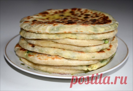 Дагестанские лепешки. Эти лепешки особенно вкусны в горячем виде, только с пылу с жару 
Ингредиенты:
500 мл кислого молокамука (сколько возьмет тесто)сода 1 ч.л негашенаячуть-чуть солиНачинка может быть любая, здесь:картошка, жареный до прозрачности лук на раст. масле, соль, перец (черн…