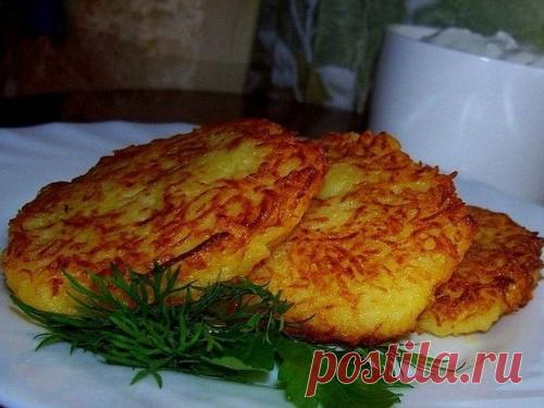 5 рецептов драников. - Журнал Советов Ммм, вкусно. 1. драники обычные. Ингредиенты: Картофель — 6 шт (700 г), лук репчатый — 2 шт, яйцо — 1 шт, мука — 2 столовых ложки, растительное масло, соль, свежемолотый перец. Приготовление: Картофель вымыть, очистить и ополоснуть водой. Лук очистить. Картофель и лук на мелкой терке натереть. Лук не только делает драники более вкусными и […]