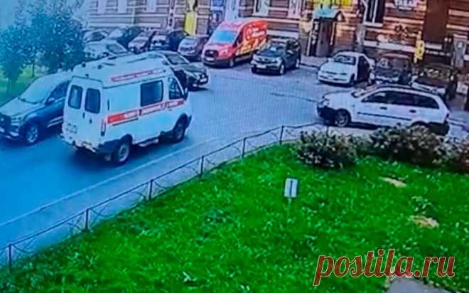 Мужчина угнал машину скорой помощи в Ленобласти и попал в ДТП. Видео. В Ленинградской области мужчина угнал машину скорой помощи прямо с территории медучреждения в городе Мурино, сообщили РБК в управлении МВД по региону.