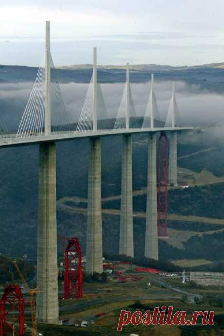 Millau Bridge (France/Spain) Tallest bridge in the world  |  Pinterest: инструмент для поиска и хранения интересных идей