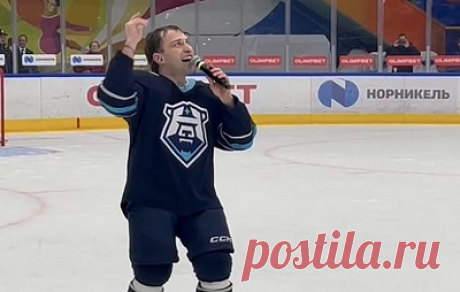 Хоккеист Анисин исполнил песню &quot;Дым сигарет с ментолом&quot; после победы в матче ВХЛ. &quot;Норильск&quot; дома обыграл красноярский &quot;Сокол&quot; со счетом 4:3