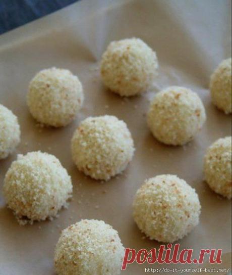 Картофельные крокеты, фаршированные курицей.