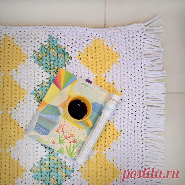 Вязаный коврик с рисунком «ромбы» — Отлично! Школа моды, декора и актуального рукоделия