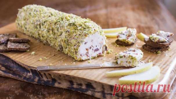 Сырная закуска. Это очень вкусно! На фуршет или праздничный стол хочу предложить вам сделать эту оригинальную, аппетитную и нереально вкусную закуску из сыра с самыми разными добавками. Чудесная идея, которую стоит запомнить! Описание приготовления: Очень простой способ, как приготовить сырную