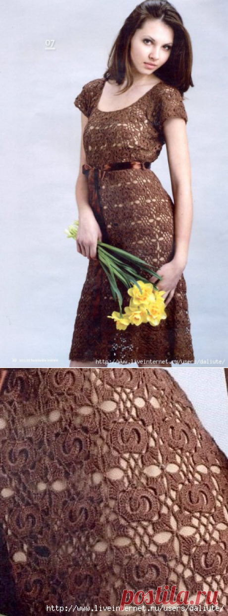 Коричневое платье.