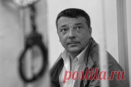 Осужденного экс-генерала СКР Максименко нашли без признаков жизни в СИЗО. В столичном СИЗО «Лефортово» обнаружен без признаков жизни бывший генерал-майор юстиции, руководивший управлением собственной безопасности (УСБ) Следственного комитета России, Михаил Максименко. Тело было найдено ранним утром 21 ноября в комнате хранения вещей. Он отбывал 14-летний срок, полученный за коррупцию.