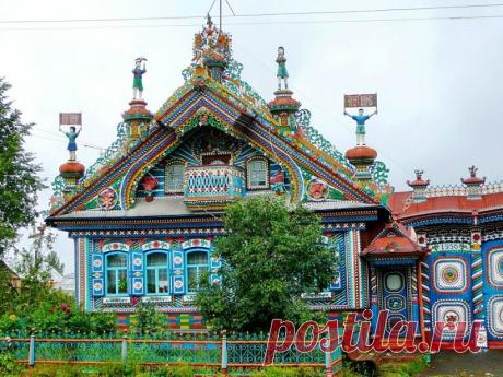 Мужчина 50 лет отделывал свой дом, который остался ему в память от родителей. Сейчас жители ближайших городов приезжают толпами посмотреть на это чудо!  

В небольшой деревушке Кунара (Урал, Свердловская область) есть дом, подобного по красоте и оригинальности которому нет, наверное, больше нигде в России. Речь идет о доме кузнеца Сергея Ивановича Ки…