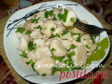 Галушки с курицей и соусом