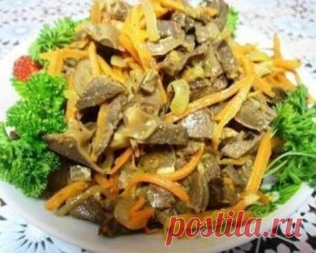 Салат из куриных желудков...почти по корейски... 
​
500 г желудков отварить до готовности (не переварить!) с лавр.листом,
400г .мороженных шампиньонов,обжарила их с луком(3 шт.),
грибов можно взять и больше,
2 крупные моркови натереть на корейской терке и обжарить на раст.масле до полуготовности,
желудки порезать соломкой,
обжарить немного на небольшом количестве раст.масла,
добавить приправу для корейской моркови,
50 г .уксуса столового,
2-3 зубчика давленного чеснока,
Все перемешать,
добавить