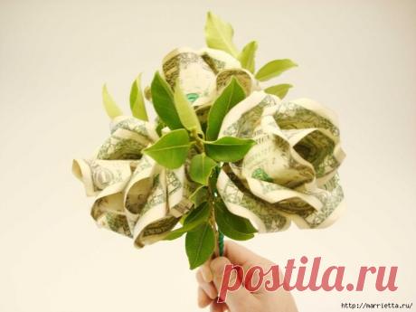 Денежный букет из долларовых розочек.