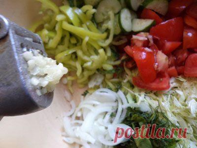 Овощной салатик с сухариками / Овощные салаты / TVCook: пошаговые рецепты с фото