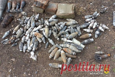 В Херсонской области уничтожили заминированные ВСУ тайники с боеприпасами. В Херсонской области полицейские обнаружили два тайника Вооруженных сил Украины, оставленных при отступлении. Тайники нашли в ходе обследования территории возле населенных пунктов Чаплинское и Долинское. Оба схрона были заминированы, российским силовикам пришлось ликвидировать их накладным зарядом тротила.