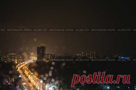 City view from above, rainy night, rain drops bokeh, grain (2020 год) Редакционное фото, фотограф Ilaronsia / Фотобанк Лори