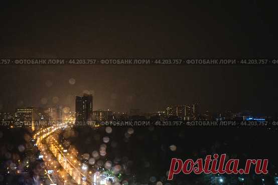 City view from above, rainy night, rain drops bokeh, grain (2020 год) Редакционное фото, фотограф Ilaronsia / Фотобанк Лори