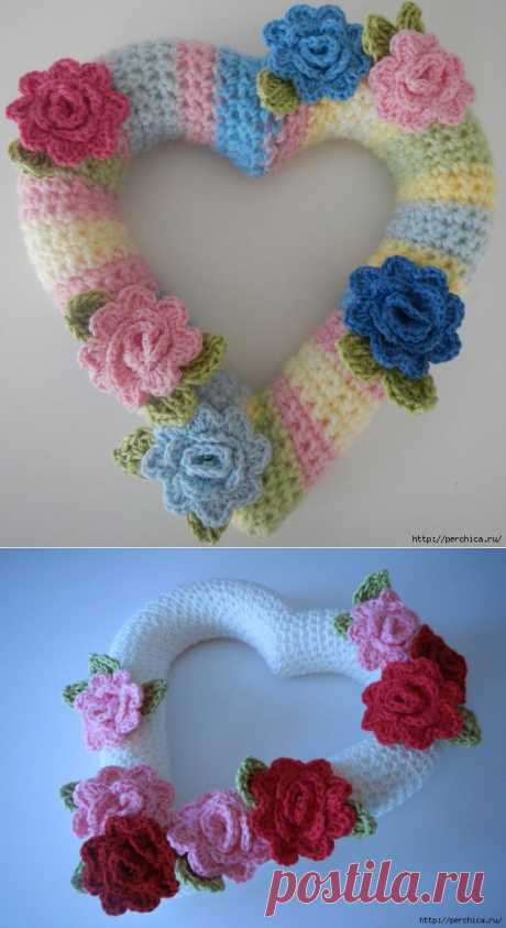 Вязаный венок в форме сердца с розами для декора входной двери