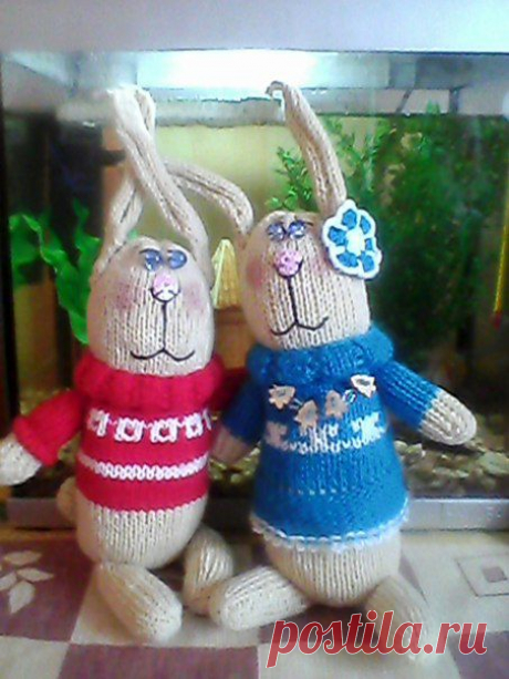 Моя работа. Рядом Оригинал подражания.
Связаны на машине LK-150. Пряжа - остатки ото всего:)