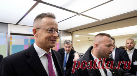 Глава МИД Венгрии Сийярто поприветствовал делегацию из России на русском языке. Министр иностранных дел Венгрии Петер Сийярто прибыл в Северную Македонию для участия в заседании Совета министров иностранных дел (СМИД) ОБСЕ. Перед началом переговоров он обратился к российской делегации на родном для неё языке. Читать далее