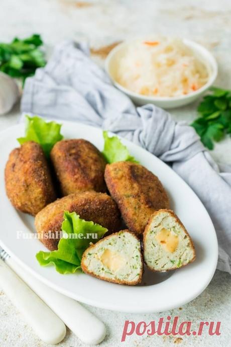 Сегодня готовим вкусные куриные котлеты с твердым сыром внутри. В результате получаются сочные и ароматные котлеты с тающей начинкой. Нежное куриное мясо прекрасно сочетается со сливочным вкусом сыра.