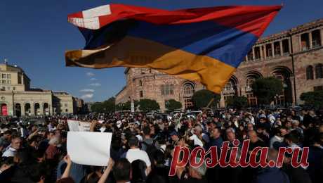Полиция применила шумовые гранаты против протестующих в Ереване. Правоохранительные органы начали применять шумовые гранаты в отношении протестующих возле здания парламента Армении. Об этом сообщает ТАСС. Местные Telegram-каналы распространяют кадры с пострадавшими демонстрантами. Во время заседания ...