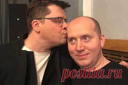 Харламов поиронизировал над причиной снятия шоу «Игра» с эфира. Резидент Comedy Club Гарик Харламов опубликовал в своем Instagram снимок с российским актером Сергеем Буруновым, на котором целует его в голову. В посте комик поиронизировал над причиной снятия шоу « Игра» с эфира, а также штрафом в отношении телеканала «Муз-ТВ» за гей-пропаганду.