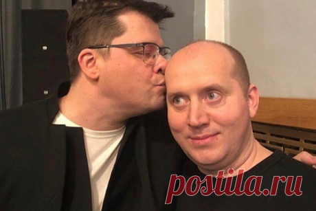 Харламов поиронизировал над причиной снятия шоу «Игра» с эфира. Резидент Comedy Club Гарик Харламов опубликовал в своем Instagram снимок с российским актером Сергеем Буруновым, на котором целует его в голову. В посте комик поиронизировал над причиной снятия шоу « Игра» с эфира, а также штрафом в отношении телеканала «Муз-ТВ» за гей-пропаганду.