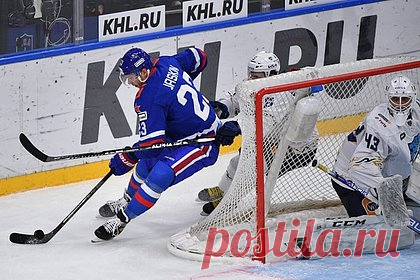 Хоккеист СКА оценил решение Чехии отстранить игроков из-за выступлений в России. Нападающий петербургского СКА Дмитрий Яшкин оценил решение Федерации хоккея Чехии отстранить местных игроков из-за выступлений в Континентальной хоккейной лиги (КХЛ). Хоккеист рассказал, что на момент подписания контракта со СКА чешская федерация не объявила о введении подобных санкций.