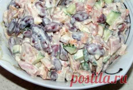 САЛАТ С КУРИЦЕЙ И ФАСОЛЬЮ САЛАТ С КУРИЦЕЙ И ФАСОЛЬЮ
Это просто, вкусно и сытно!

ИНГРЕДИЕНТЫ:
красная фасоль 1 банка
сухарики 1 пачка
отварная куриная грудка
сыр 150 гр
зеленый салат, огурец свежий
помидоры 1-2 шт
майонез