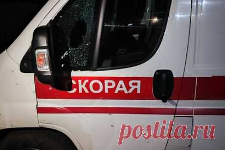 В Каховке под удар дрона попала машина скорой помощи с тяжелобольным ребенком. В Каховке Херсонской области под удар дрона попала машина скорой помощи, которая перевозила тяжелобольного ребенка. Об этом сообщил председатель правительства региона Андрей Алексеенко. «К счастью, фельдшер и ребенок от взрыва боеприпаса не пострадали. И медик на руках понес малыша в больницу», — рассказал чиновник.