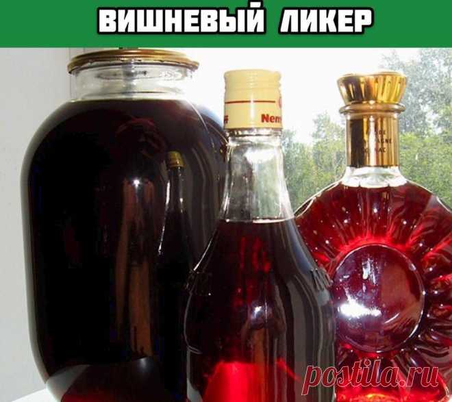 500 г вишни, 500 г сахара, 500 мл водки и немного воды для самого вкусного в мире вишневого ликёра