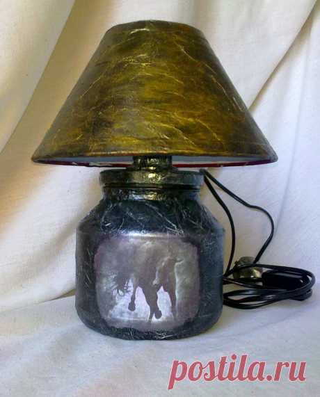 Светильник с изображением коня .
