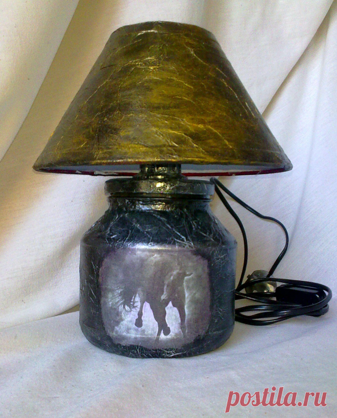 Светильник с изображением коня .