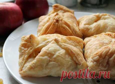 Слойки с яблоком и изюмом.