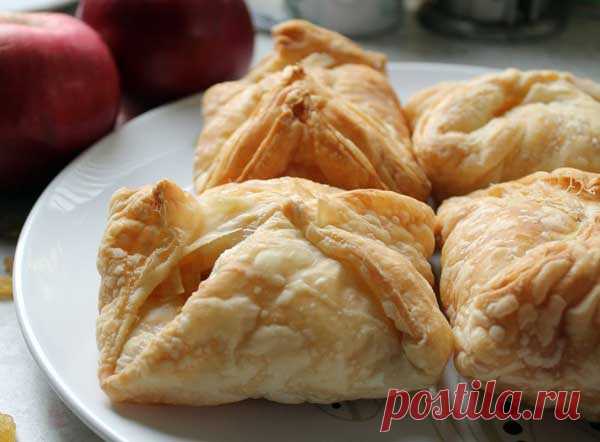 Слойки с яблоком и изюмом.